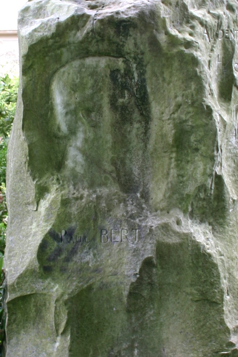 Wells and Bert monument, Paris (5).JPG